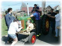 Bohuovsk traktorida 2012  prezentace astnk vedle budovy kulturnho domu