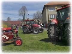 Bohuovsk traktorida 2012  pjezd z tzv. spanil jzdy obc na prostranstv pod kulturnm domem (snmek z videonahrvky)