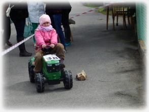 Bohuovsk traktorida 2016  z dtsk soute v jzd a slalomu se lapacm traktorem