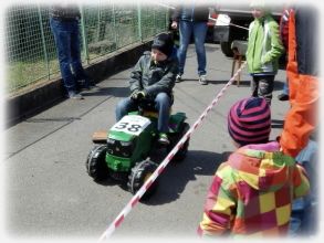 Bohuovsk traktorida 2016  z dtsk soute v jzd a slalomu se lapacm traktorem