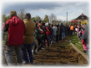 Bohuovsk traktorida 2016  z spnho pokusu o uthnut traktoru prostednictvm spolen sly dobrovolnk