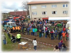 Bohuovsk traktorida 2016  z spnho pokusu o uthnut traktoru prostednictvm spolen sly dobrovolnk